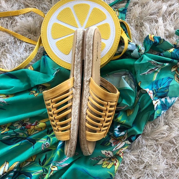 NEW ‘Lizzy’ Yellow Slides - Picture 4 of 7